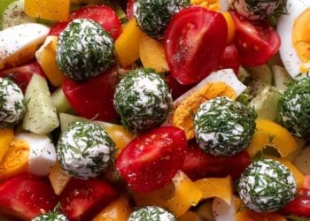 Салат з сирними кульками