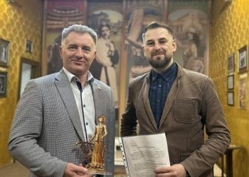 розширює культурні горизонти