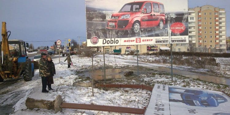 Через незаконні забудови у Тернополі на водоканалізаційних мережах може обвалитися земля