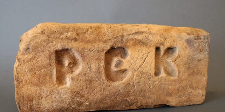 Унікальна виставка старовинної цегли відкрилася у Кременці