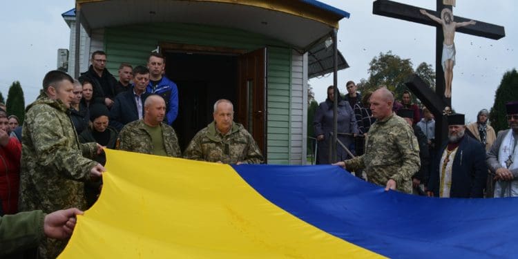 Останній шлях Героя: на Тернопільщині поховали артилериста Василя Зайця (фото)