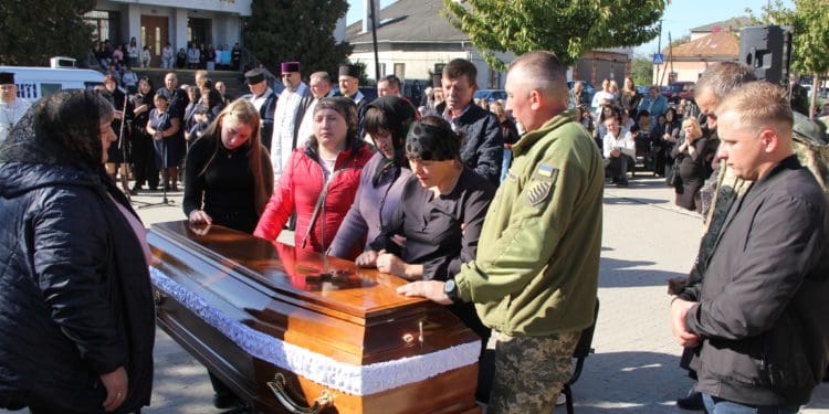 Останній шлях Героя: на Тернопільщині поховали артилериста Василя Зайця (фото)