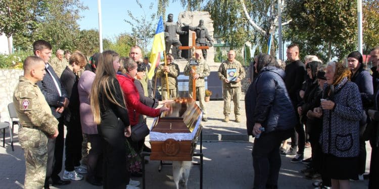Останній шлях Героя: на Тернопільщині поховали артилериста Василя Зайця (фото)