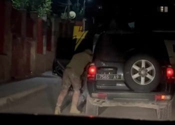 У Тернополі особи у військовій формі затягнули чоловіка в авто