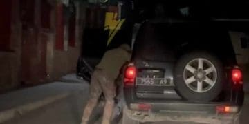 У Тернополі особи у військовій формі затягнули чоловіка в авто