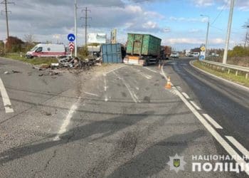 Водій фури не впорався з керуванням: деталі аварії біля Кременця