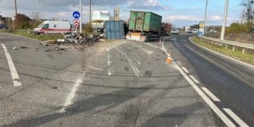 Водій фури не впорався з керуванням: деталі аварії біля Кременця