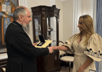 Відому тернопільську волонтерку Ольгу Данченко митрополит Епіфаній нагородив орденом