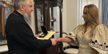 Відому тернопільську волонтерку Ольгу Данченко митрополит Епіфаній нагородив орденом