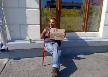 «На бухло» – з такою табличкою молодик сидить у центрі Тернополя