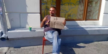 «На бухло» – з такою табличкою молодик сидить у центрі Тернополя