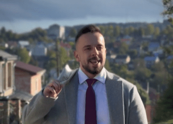 Блогер з Тернопільщини записав ролик на відому пісню, тримаючи в руках популярну газету «Свобода»