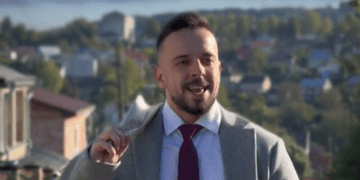 Блогер з Тернопільщини записав ролик на відому пісню, тримаючи в руках популярну газету «Свобода»