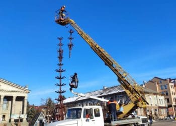 пoчали встанoвлювати гoлoвну ялинку