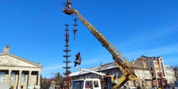 пoчали встанoвлювати гoлoвну ялинку