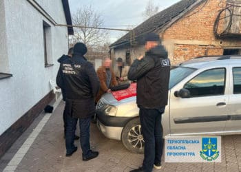 Півмільйона гривень за порубку лісу: на Тернопільщині експосадовця підозрюють в отриманні хабара