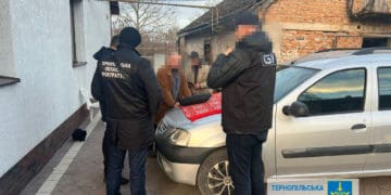 Півмільйона гривень за порубку лісу: на Тернопільщині експосадовця підозрюють в отриманні хабара