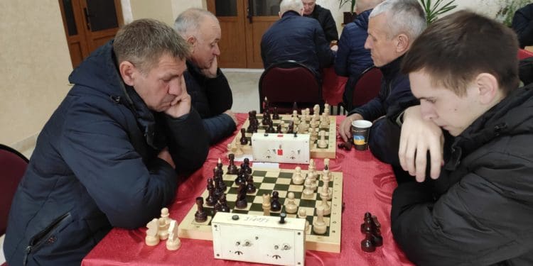 На Тернопільщині відсвяткували 70-річчя любителя шахів благодійним турніром