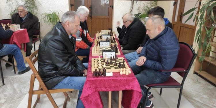 На Тернопільщині відсвяткували 70-річчя любителя шахів благодійним турніром