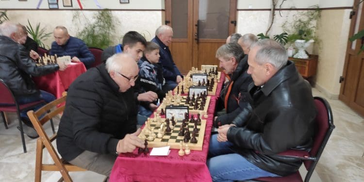 На Тернопільщині відсвяткували 70-річчя любителя шахів благодійним турніром