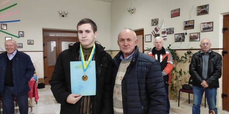 На Тернопільщині відсвяткували 70-річчя любителя шахів благодійним турніром