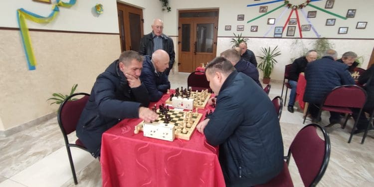 На Тернопільщині відсвяткували 70-річчя любителя шахів благодійним турніром