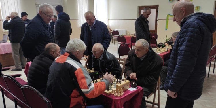 На Тернопільщині відсвяткували 70-річчя любителя шахів благодійним турніром