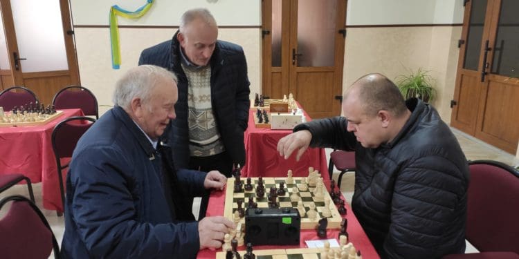 На Тернопільщині відсвяткували 70-річчя любителя шахів благодійним турніром