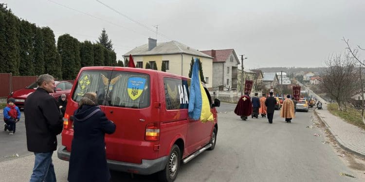 На щиті до рідного дому повернувся воїн з Петриків на Тернопільщині Олександр Лазуренко (фото)