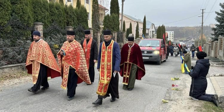 На щиті до рідного дому повернувся воїн з Петриків на Тернопільщині Олександр Лазуренко (фото)
