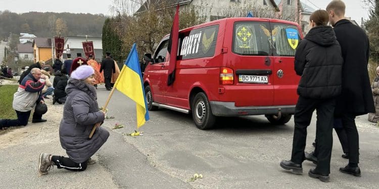 На щиті до рідного дому повернувся воїн з Петриків на Тернопільщині Олександр Лазуренко (фото)