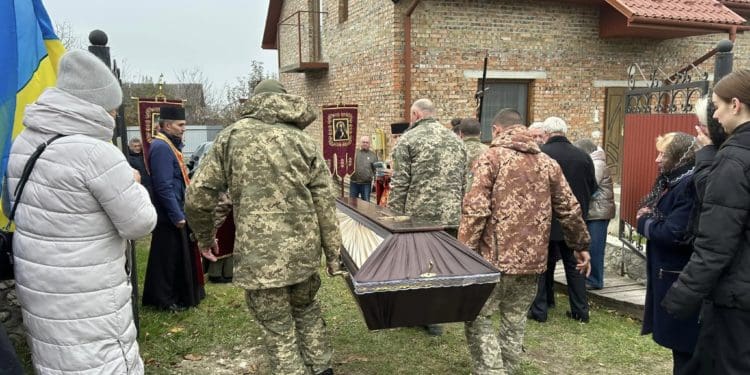 На щиті до рідного дому повернувся воїн з Петриків на Тернопільщині Олександр Лазуренко (фото)