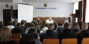 Для першокурсників Класичного університету провели тренінг у Тернопільській митниці