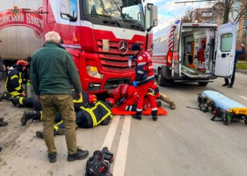 У Тернополі рятувальники звільнили жінку, яка потрапила під вантажівку