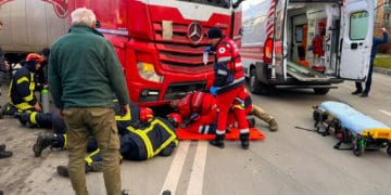 У Тернополі рятувальники звільнили жінку, яка потрапила під вантажівку