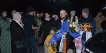 У селі на Чортківщині урочисто зустріли захисника, який понад два роки був у полоні