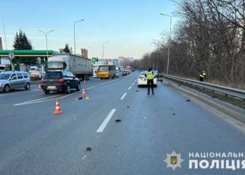 У Тернополі на пішохідному переході водій збив жінку: потерпіла загинула