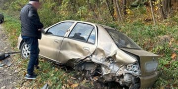 На Тернопільщині водій не впорався з керуванням і врізався в припарковане авто