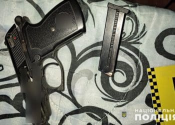 У Заліщиках з вогнепальним пораненням до лікарні привезли 46-річного чоловіка: вистрілив у себе