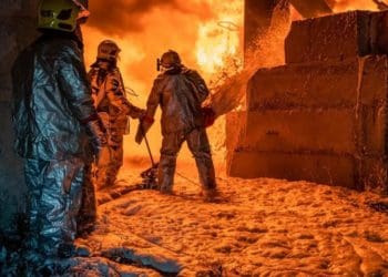 Надзвичайники оприлюднили фото з місця пожежі, що сталася внаслідок атаки дронами