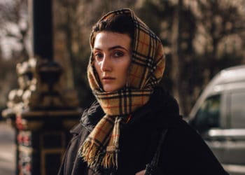 Трендові способи носити шарф цієї зими
