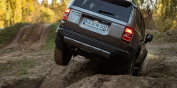 Toyota презентувала оновлені Camry та Land Cruiser Prado для українського ринку