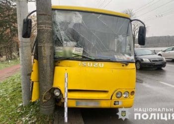 маршрутка в'їхала у стовп