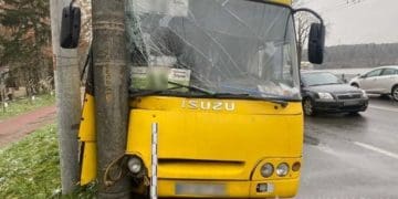 маршрутка в'їхала у стовп