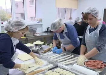 Тернопільські волонтерки готують домашні страви для поранених захисників