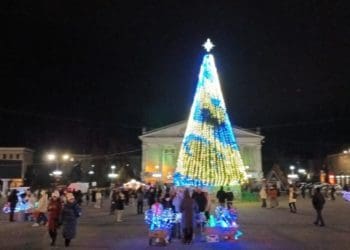 У Тернополі освятили різдвяну шопку і засвітили ялинку