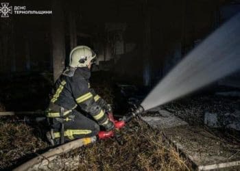 Загасили пожежу у Тернополі на об’єкті, в який влучив безпілотник