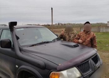 Позашляховик для фронту: тернопільські митники передали автомобіль бійцям ЗСУ