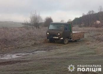 Підлітки на Кременеччині вкрали катафалк під церквою і розважалися в полі