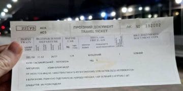 “Укрзалізниця” прибрала російську мову з квитків: тепер лише українська та англійська